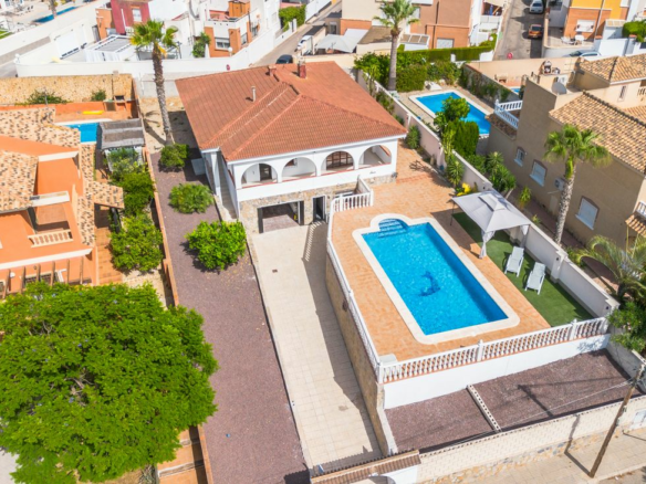 5-bedroom Villa In Torrevieja, Spain (223 M²)