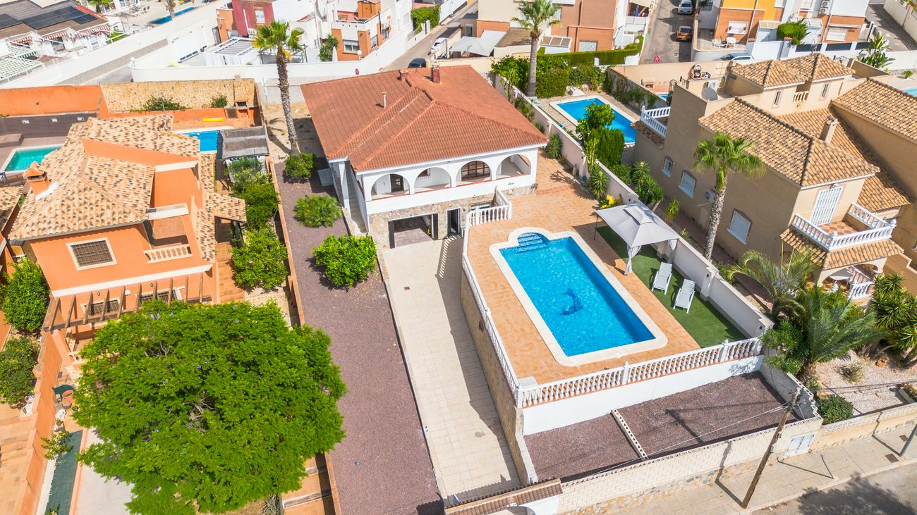 5-bedroom Villa In Torrevieja, Spain (223 M²)
