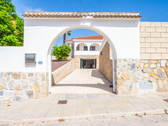 5-bedroom Villa In Torrevieja, Spain (223 M²)