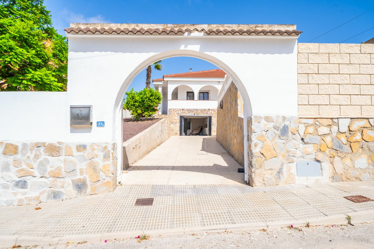5-bedroom Villa In Torrevieja, Spain (223 M²)