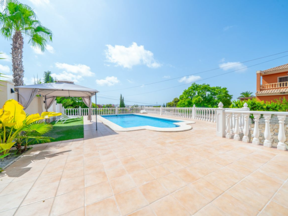 5-bedroom Villa In Torrevieja, Spain (223 M²)