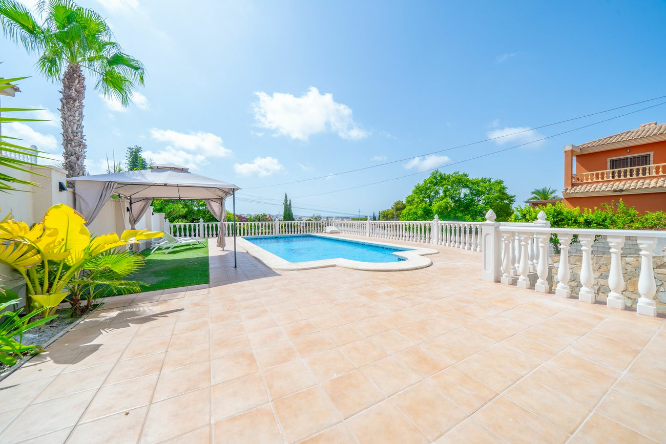 5-bedroom Villa In Torrevieja, Spain (223 M²)