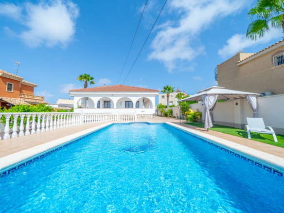 5-bedroom Villa In Torrevieja, Spain (223 M²)