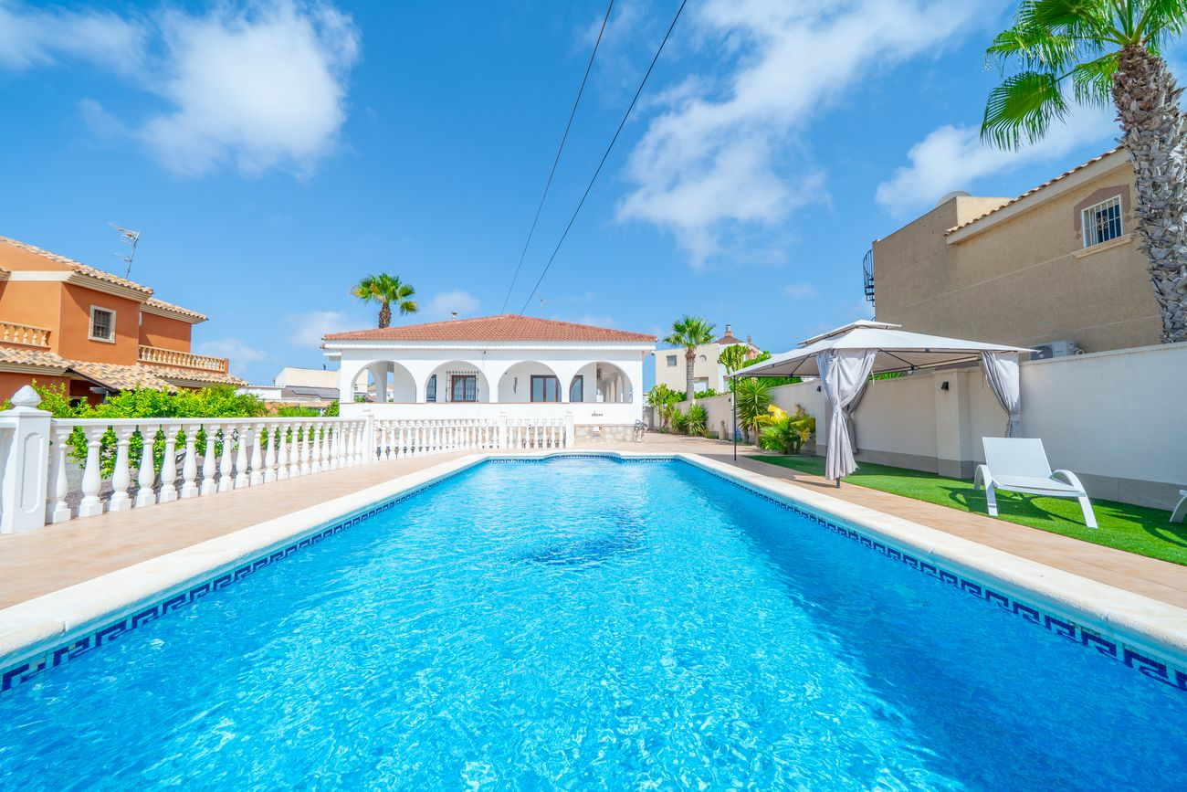 5-bedroom Villa In Torrevieja, Spain (223 M²)