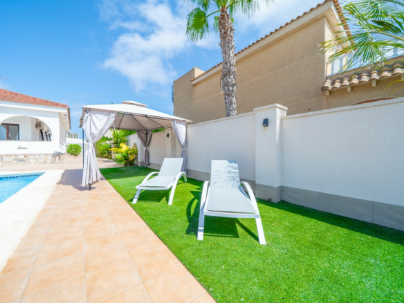 5-bedroom Villa In Torrevieja, Spain (223 M²)