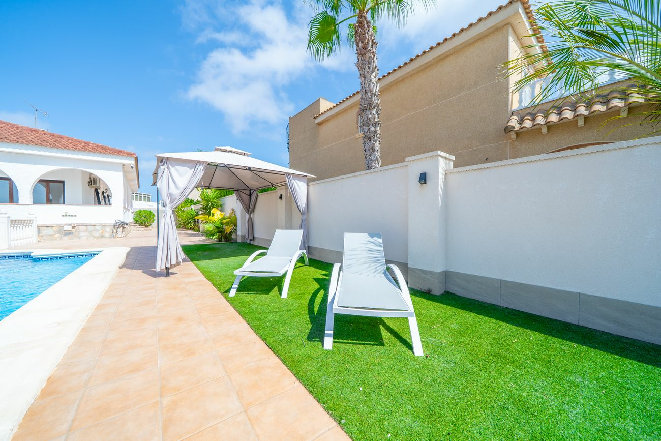 5-bedroom Villa In Torrevieja, Spain (223 M²)