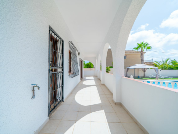 5-bedroom Villa In Torrevieja, Spain (223 M²)