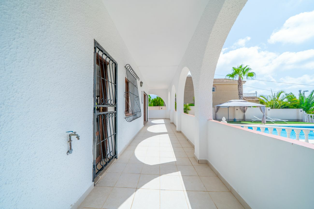 5-bedroom Villa In Torrevieja, Spain (223 M²)