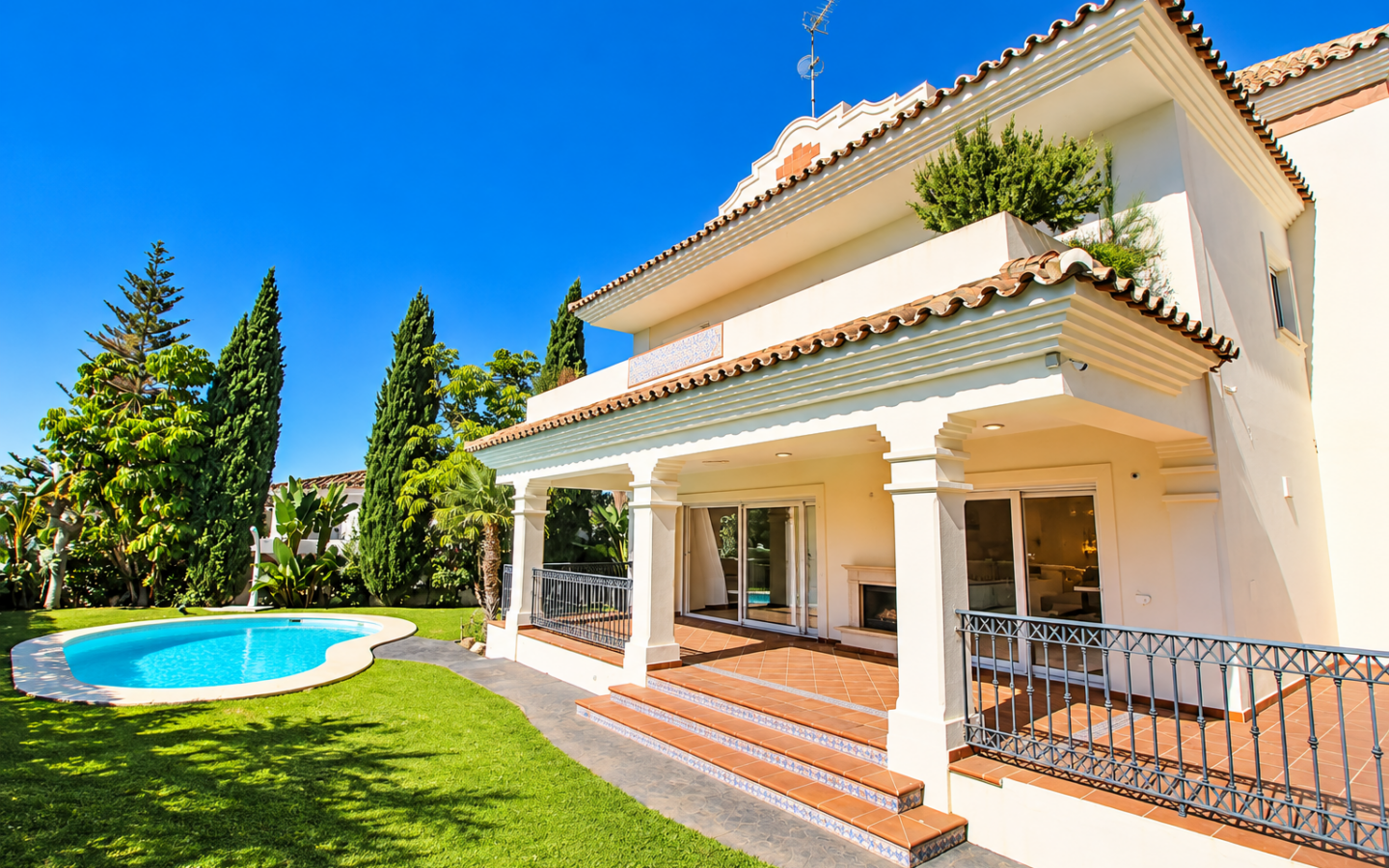 First Line Golf Four-bedroom Villa In Guadalmina Alta, Marbella.