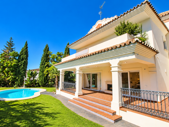 First Line Golf Four-bedroom Villa In Guadalmina Alta, Marbella.
