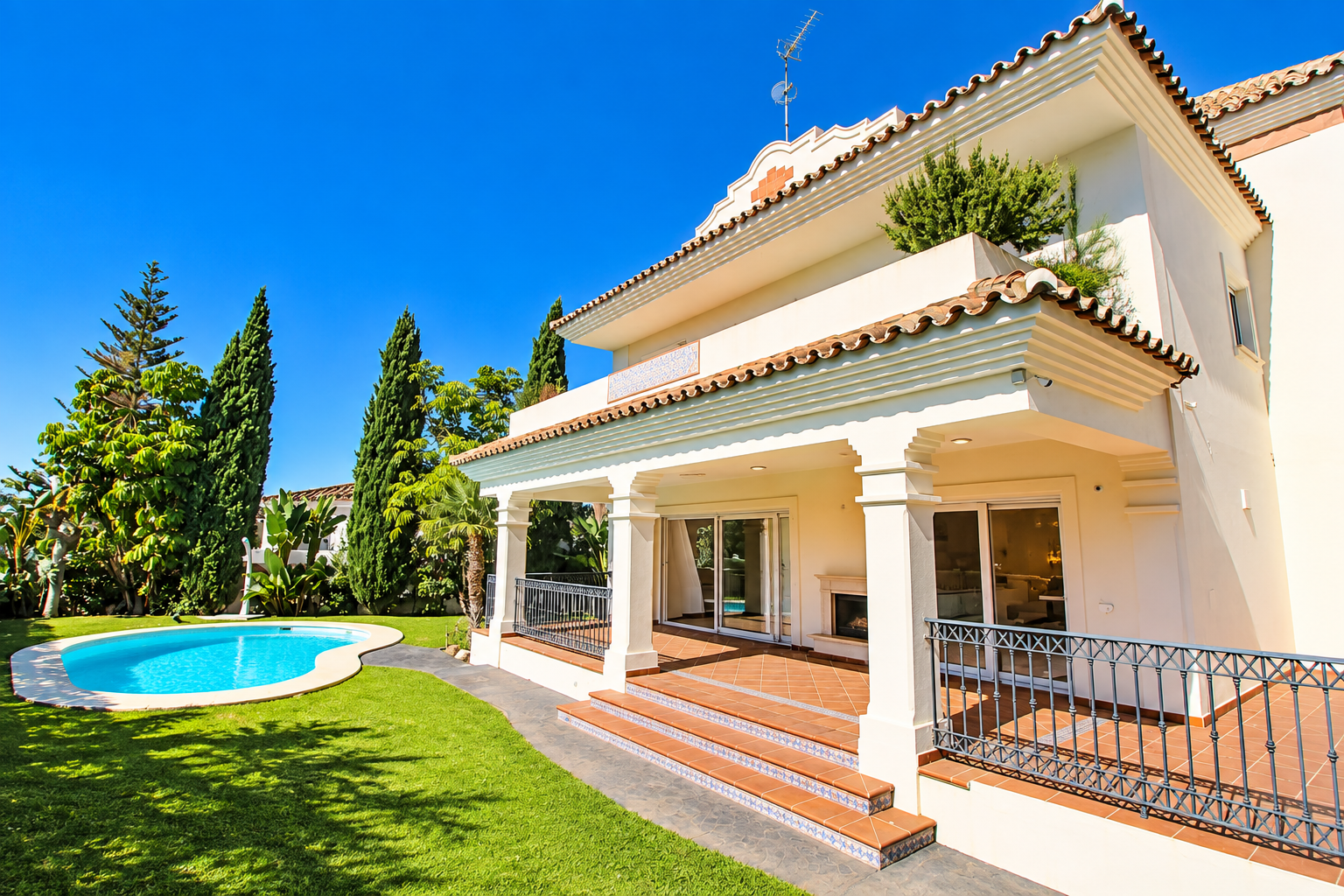 First Line Golf Four-bedroom Villa In Guadalmina Alta, Marbella.
