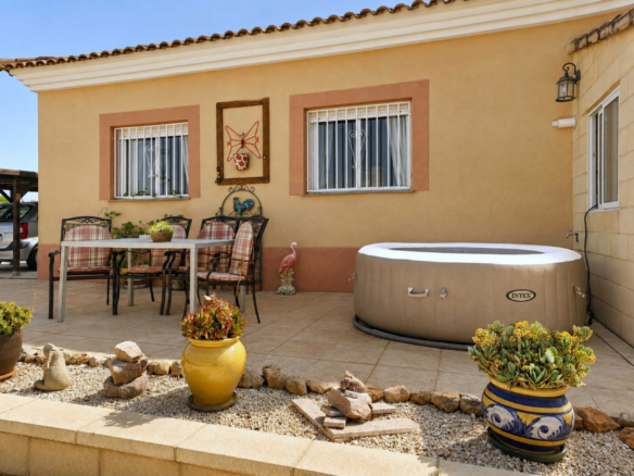 3-bedroom Detached Villa In Pinoso, Spain (158 M²)