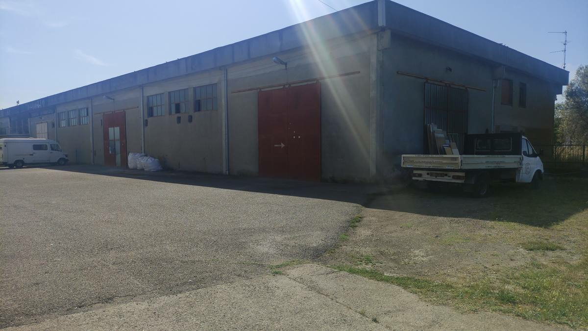 Freehold Industrial Workshop With Large Yard For Sale In Central Italy