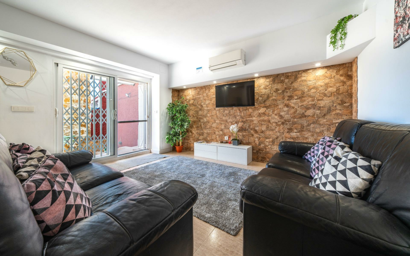 7-bedroom Villa In Monforte Del Cid, Spain (222 M²)