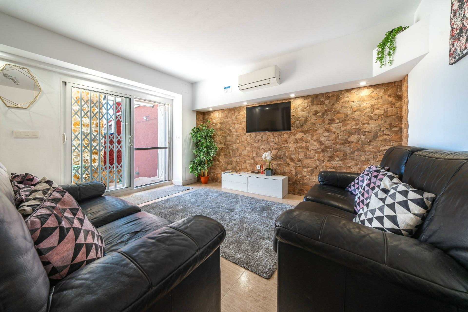7-bedroom Villa In Monforte Del Cid, Spain (222 M²)