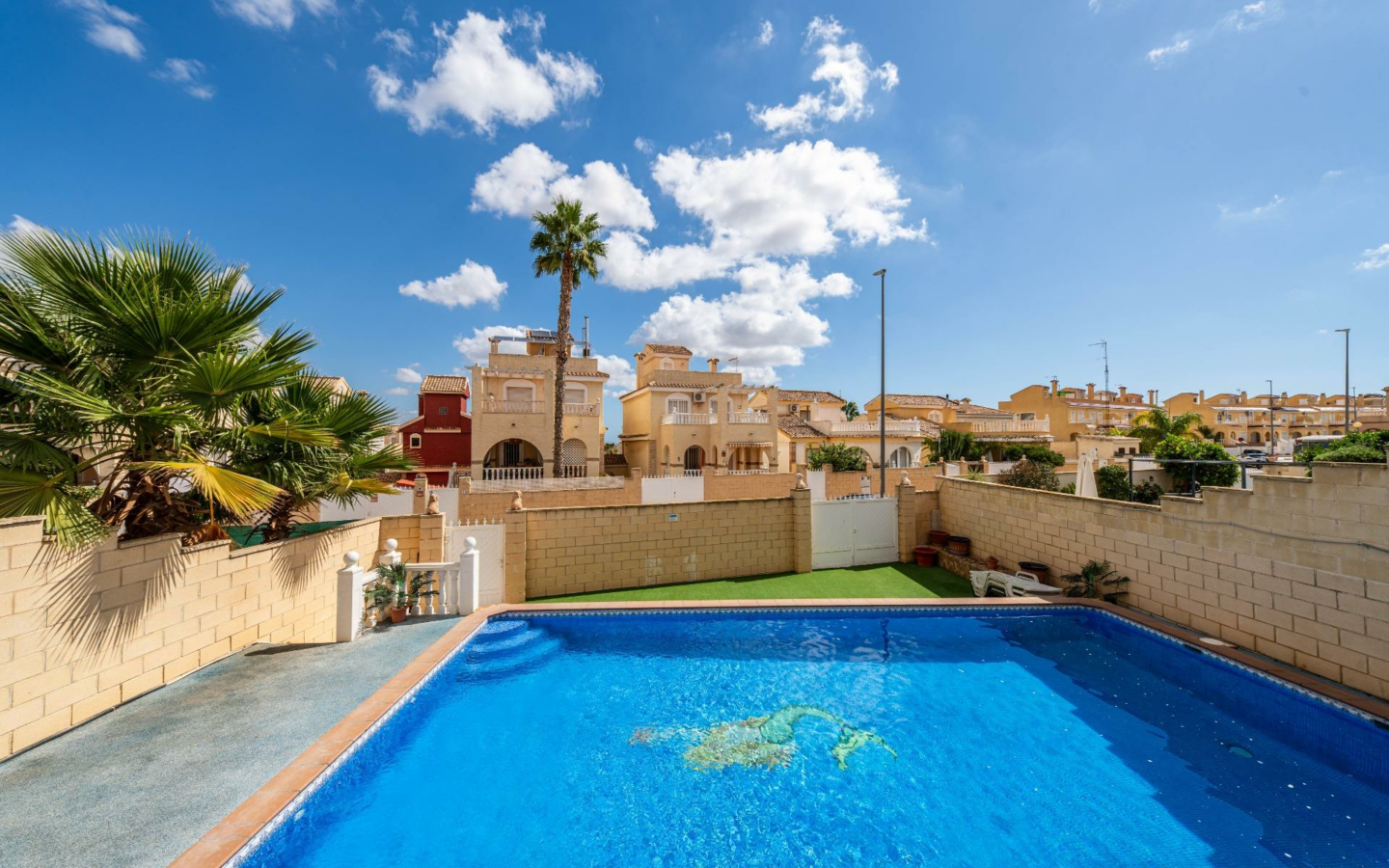 7-bedroom Villa In Monforte Del Cid, Spain (222 M²)
