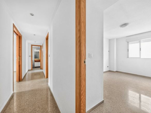 2-bedroom Flat In Alicante, Spain (134 M²)