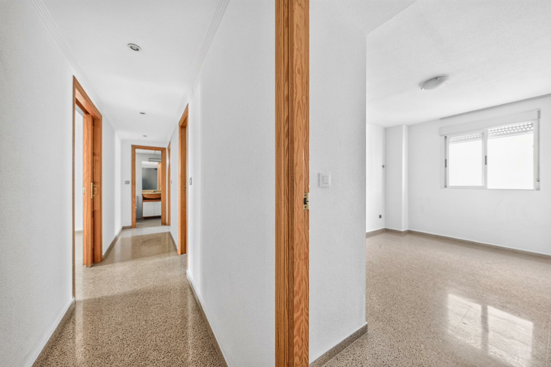 2-bedroom Flat In Alicante, Spain (134 M²)