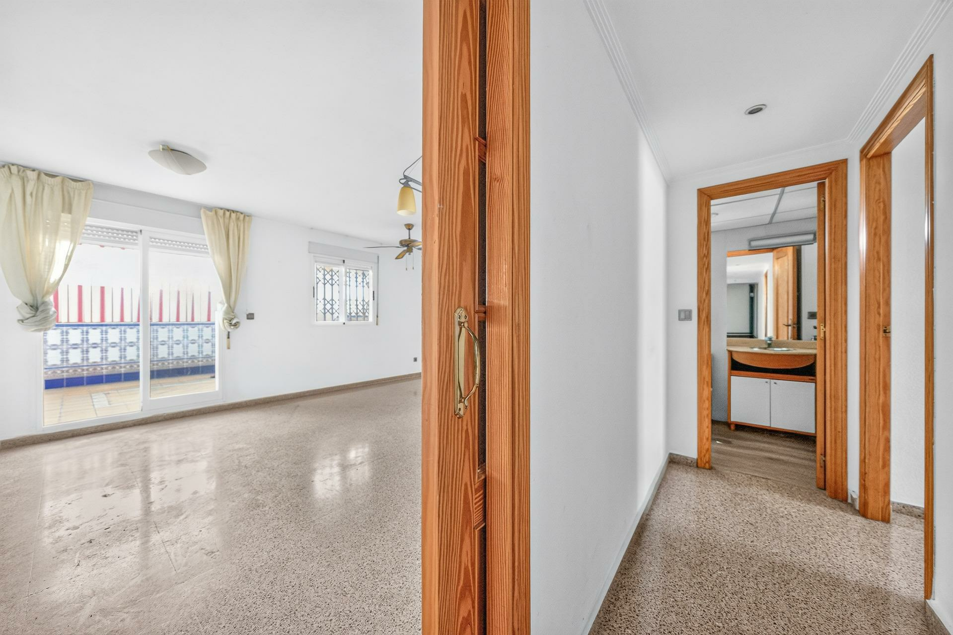 2-bedroom Flat In Alicante, Spain (134 M²)