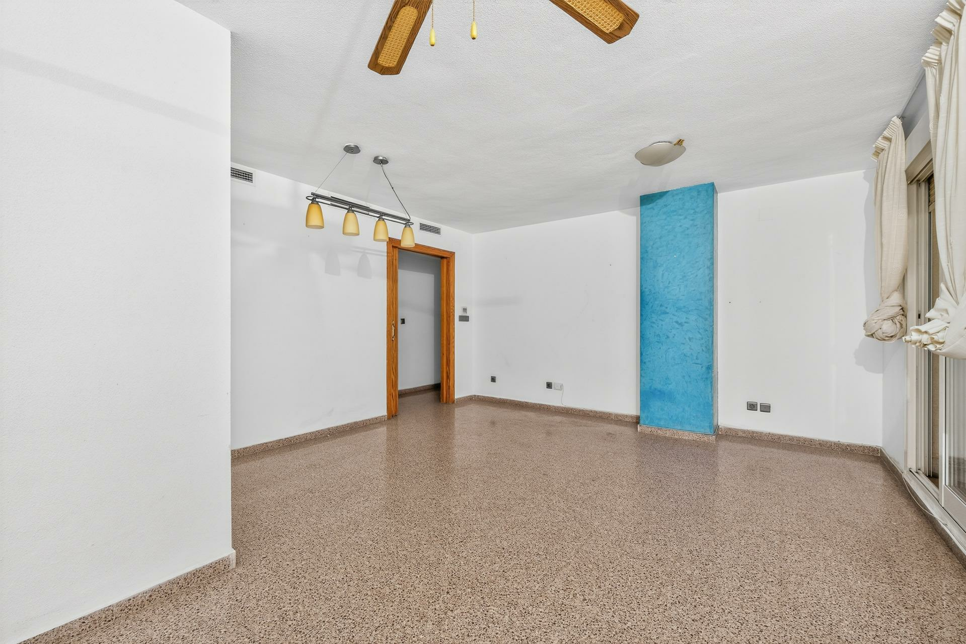 2-bedroom Flat In Alicante, Spain (134 M²)