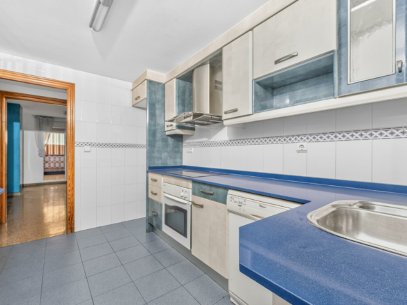 2-bedroom Flat In Alicante, Spain (134 M²)