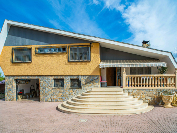 6-bedroom Detached Villa In Petrer (loma Bada), Spain (339 M²)
