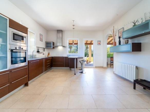 4-bedroom Villa In Binissalem, Spain (243 M²)