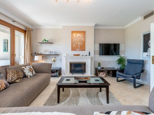 3-bedroom Property In El Paraiso, Spain (186 M²)