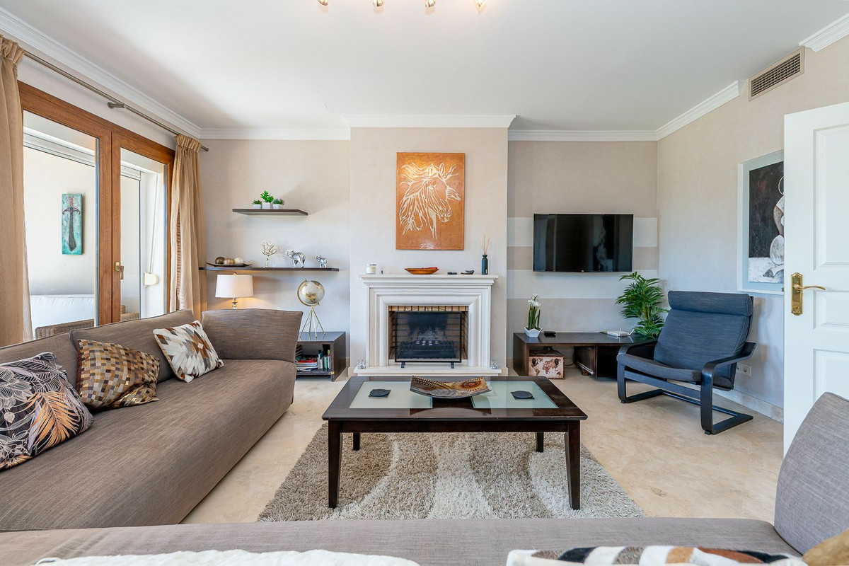 3-bedroom Property In El Paraiso, Spain (186 M²)