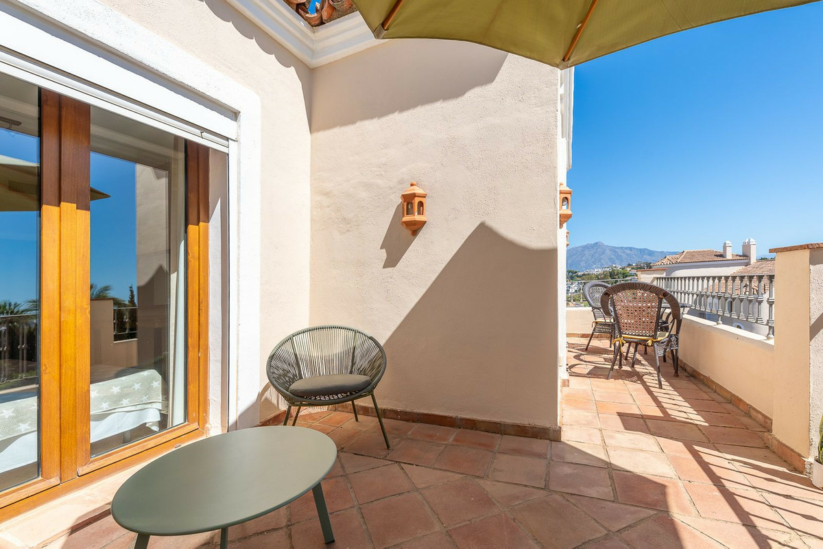 3-bedroom Property In El Paraiso, Spain (186 M²)
