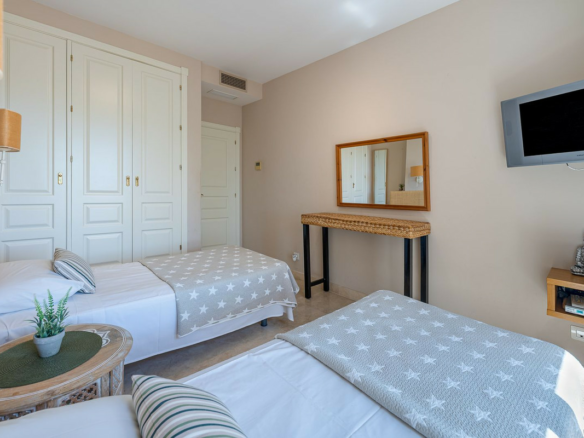 3-bedroom Property In El Paraiso, Spain (186 M²)