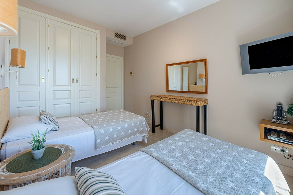 3-bedroom Property In El Paraiso, Spain (186 M²)