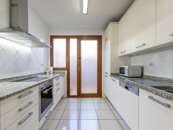 3-bedroom Property In El Paraiso, Spain (186 M²)