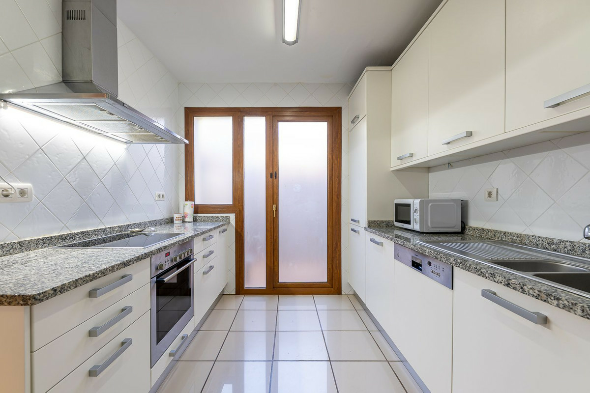 3-bedroom Property In El Paraiso, Spain (186 M²)
