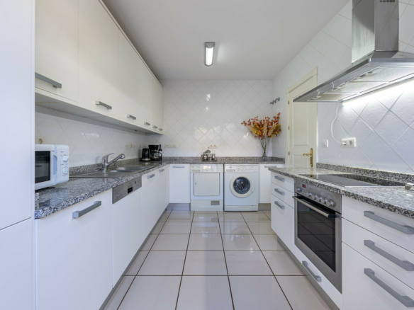 3-bedroom Property In El Paraiso, Spain (186 M²)