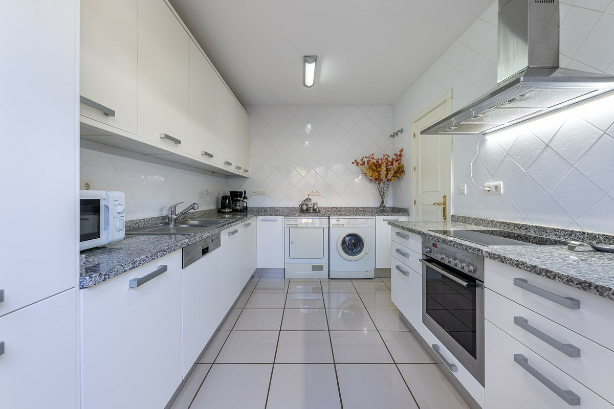 3-bedroom Property In El Paraiso, Spain (186 M²)