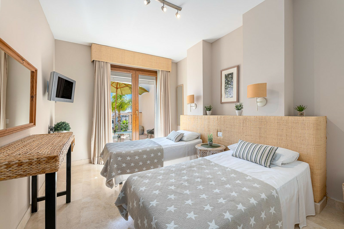 3-bedroom Property In El Paraiso, Spain (186 M²)