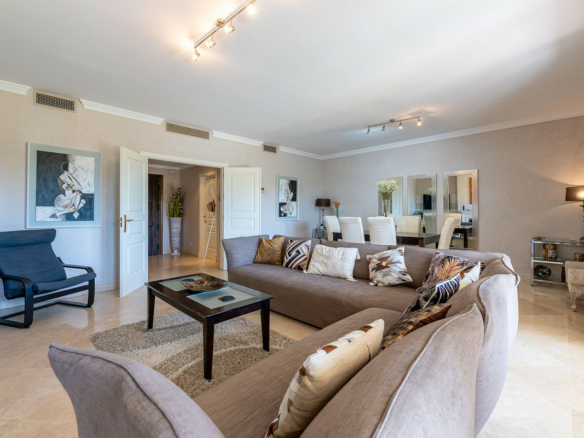 3-bedroom Property In El Paraiso, Spain (186 M²)