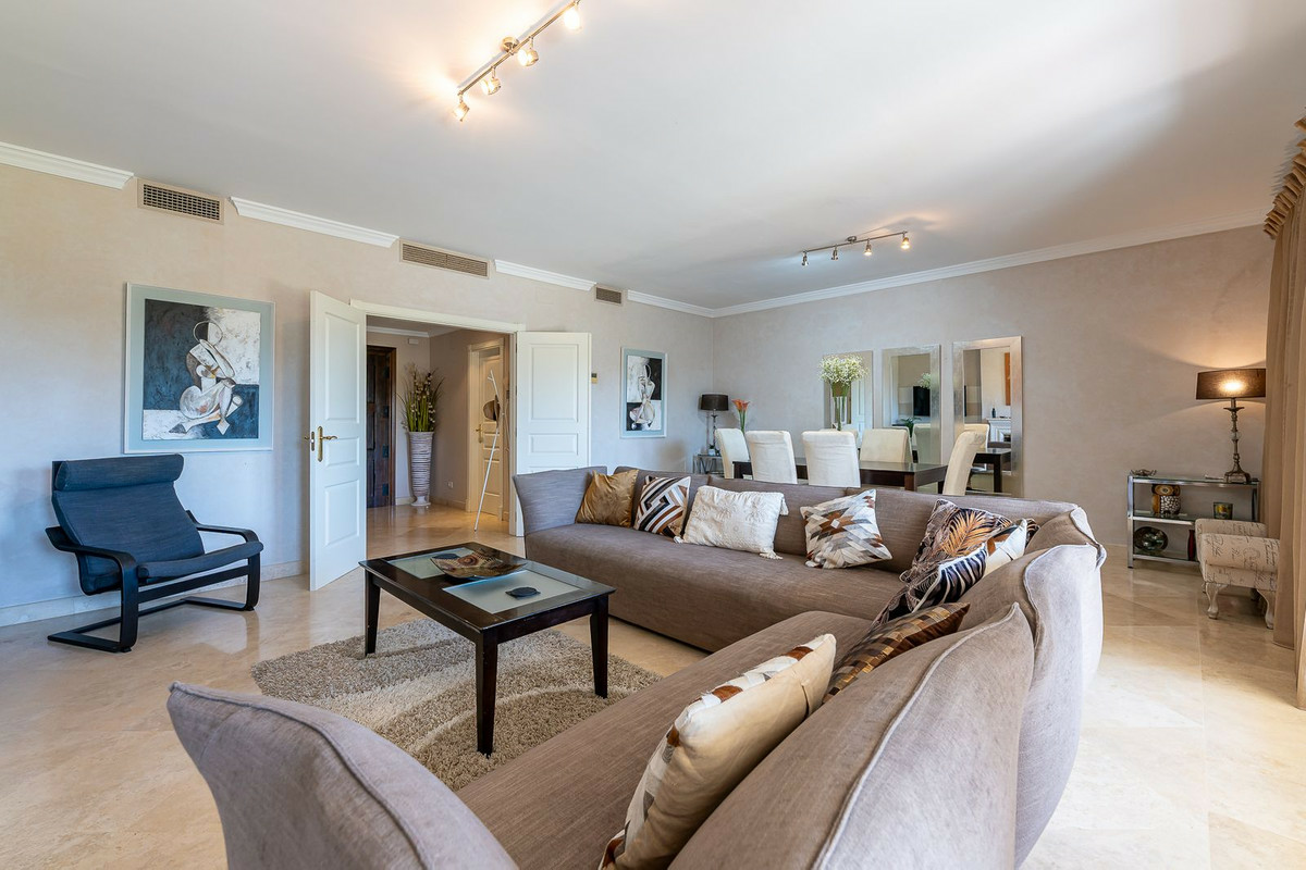 3-bedroom Property In El Paraiso, Spain (186 M²)