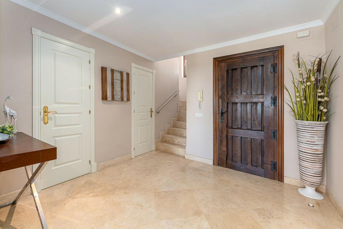 3-bedroom Property In El Paraiso, Spain (186 M²)
