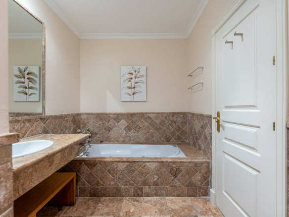 3-bedroom Property In El Paraiso, Spain (186 M²)