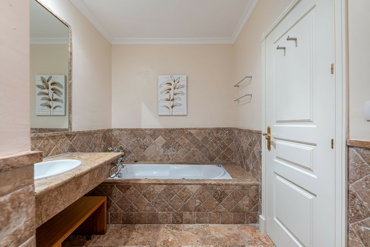 3-bedroom Property In El Paraiso, Spain (186 M²)