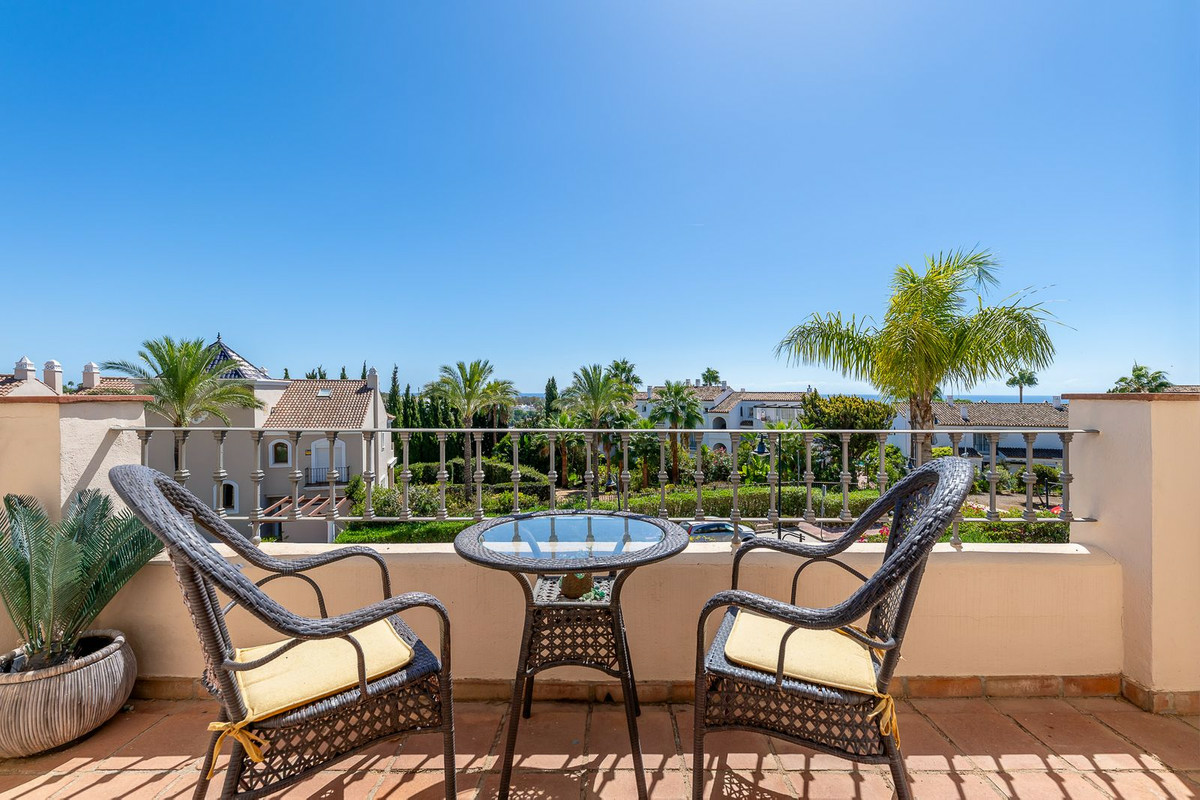 3-bedroom Property In El Paraiso, Spain (186 M²)