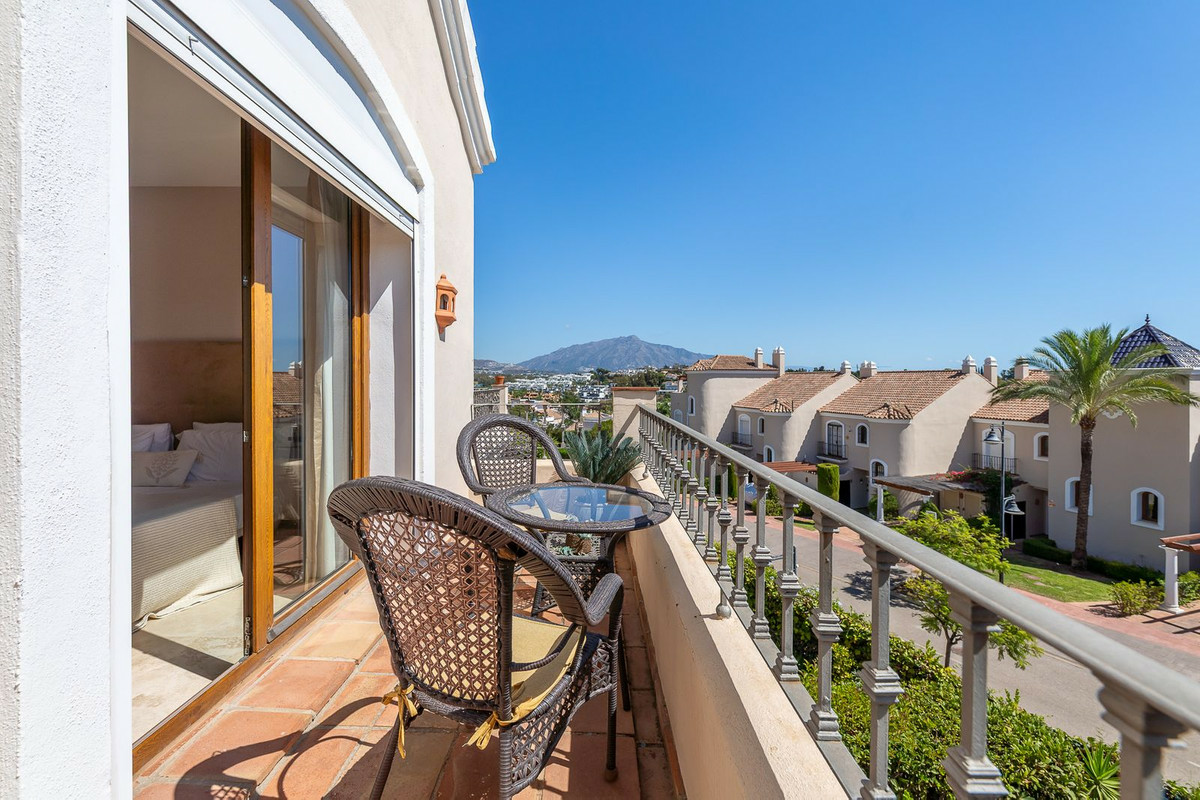 3-bedroom Property In El Paraiso, Spain (186 M²)