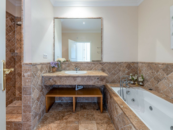 3-bedroom Property In El Paraiso, Spain (186 M²)