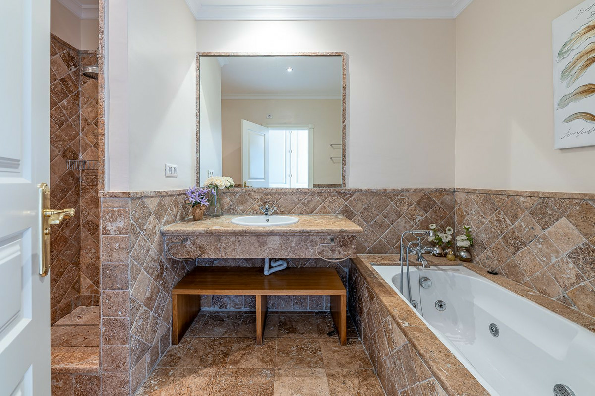 3-bedroom Property In El Paraiso, Spain (186 M²)