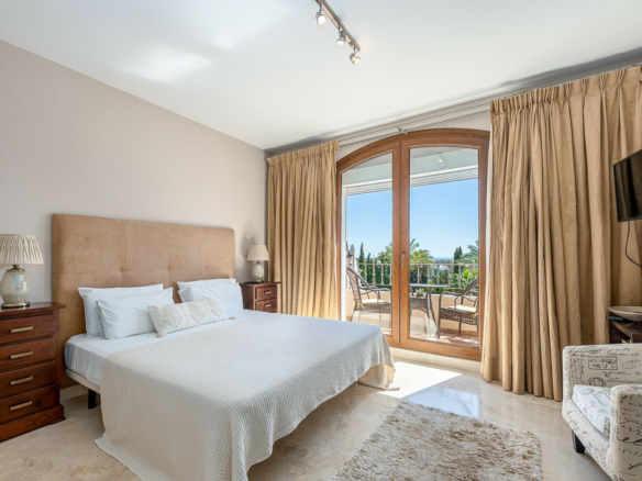 3-bedroom Property In El Paraiso, Spain (186 M²)