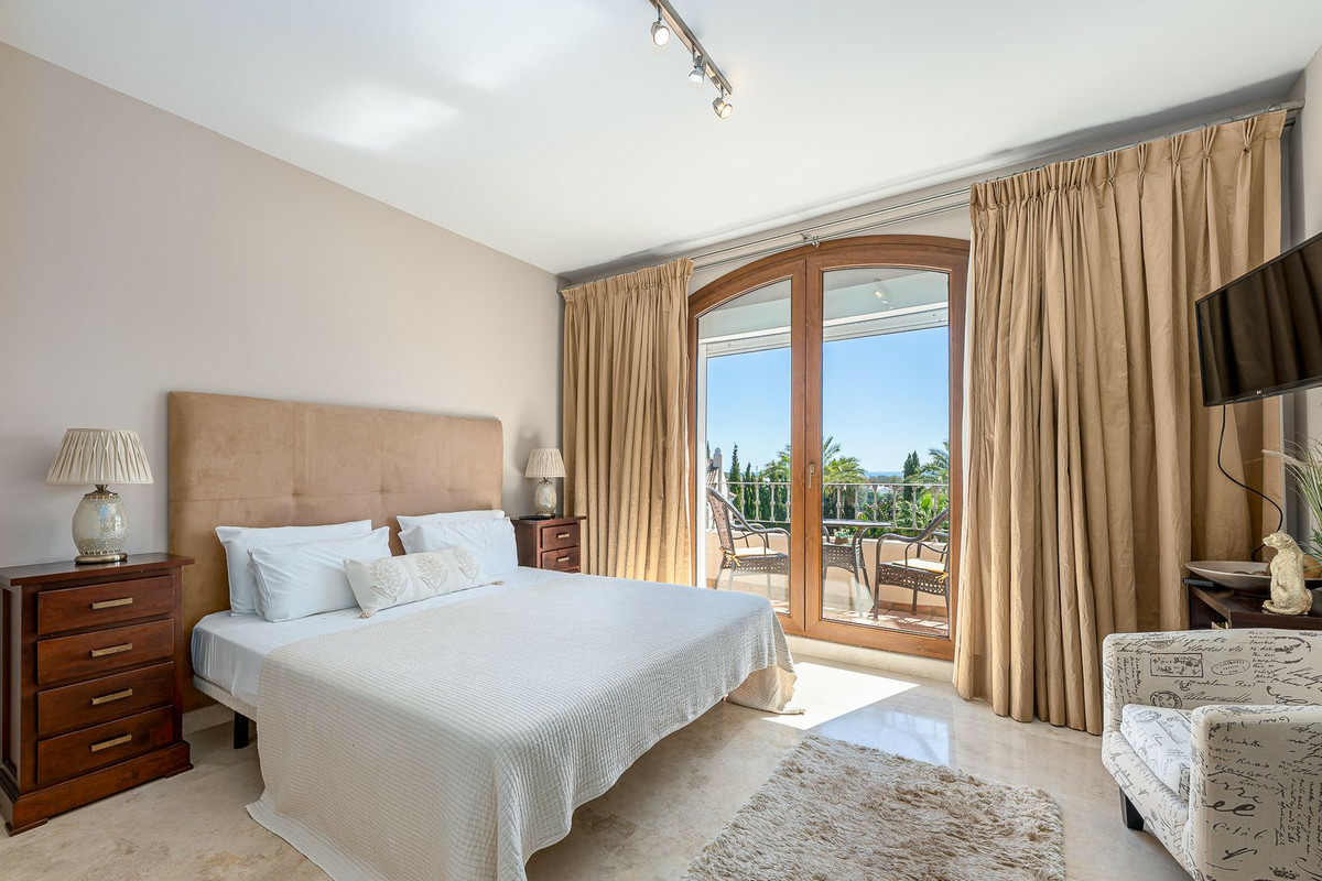 3-bedroom Property In El Paraiso, Spain (186 M²)