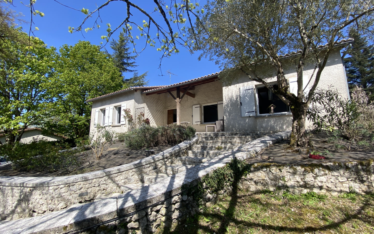 5-bedroom House In Montmoreau, France (196 M²)