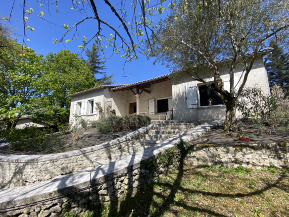 5-bedroom House In Montmoreau, France (196 M²)